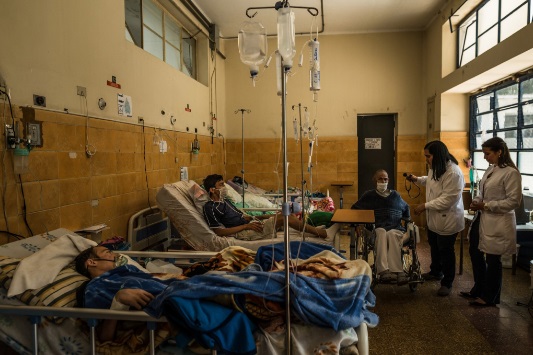 Dr. Zhenia Fuentes, second from right, conducting rounds with tuberculosis patients at Dr. José Ignacio Baldó Hospital. Credit Meridith Kohut for The New York Times