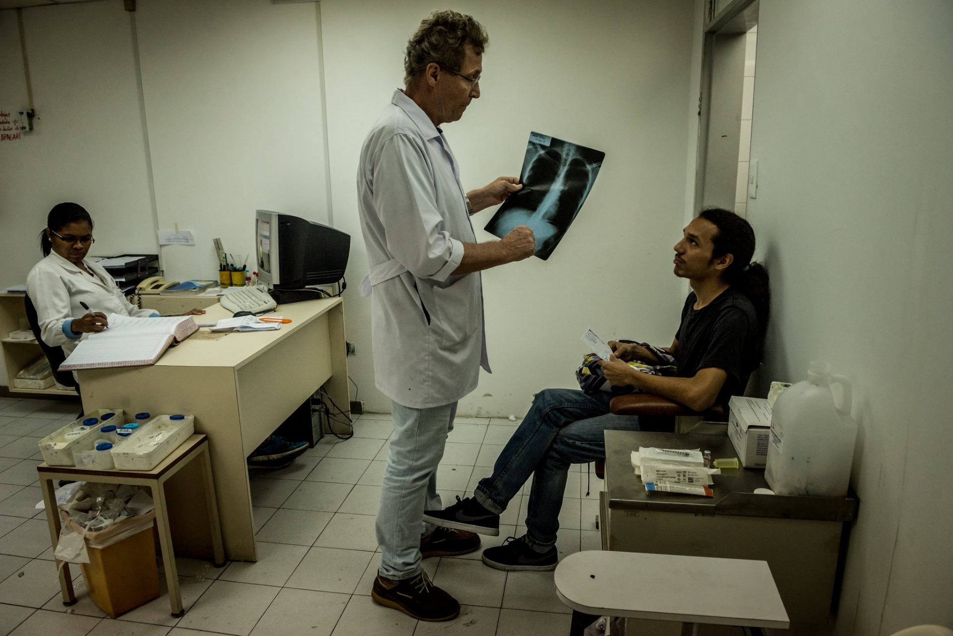 Dr. Jacobus de Waard, the director of the tuberculosis laboratory at the Institute of Biomedicine, with a patient