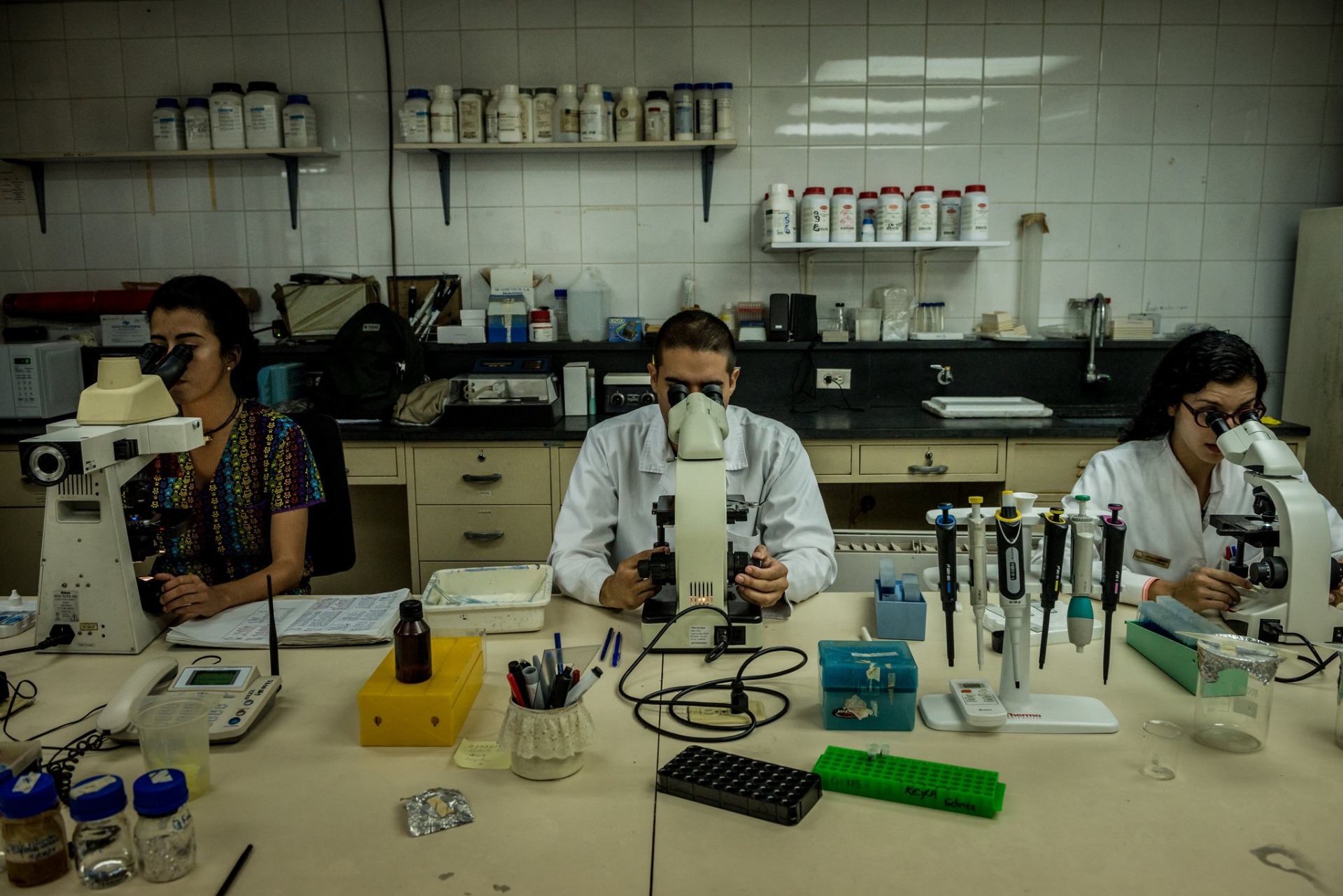 Bioanalysts conducting tuberculosis lab tests at the Institute of Biomedicine